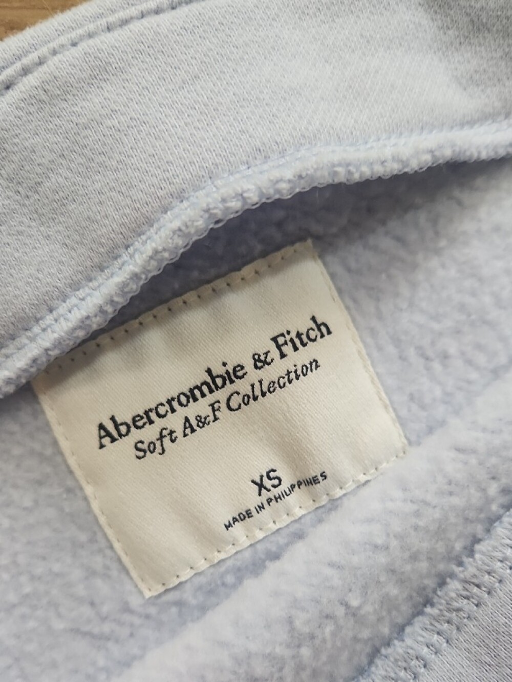 NWT Abercrombie & Fitch Pale Blue Cropped Sweatshirt - Picture 4 of 5